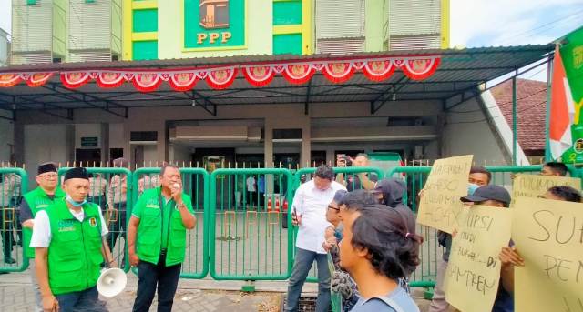 Puluhan Santri Ngeluruk Kantor DPW PPP Jatim, Desak Suharso Mundur