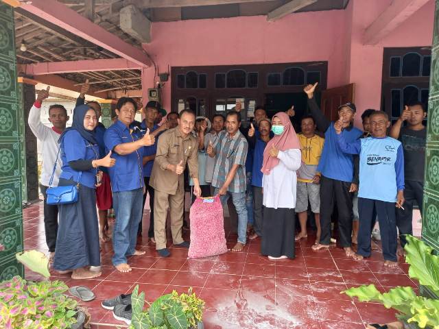 DPRD Kabupaten Kediri Gelontor Bantuan Bibit Bawang Merah ke Petani