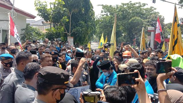 Ditolak Masuk DPRD Kota Kediri, Demo Mahasiswa Tolak Kenaikan BBM Memanas