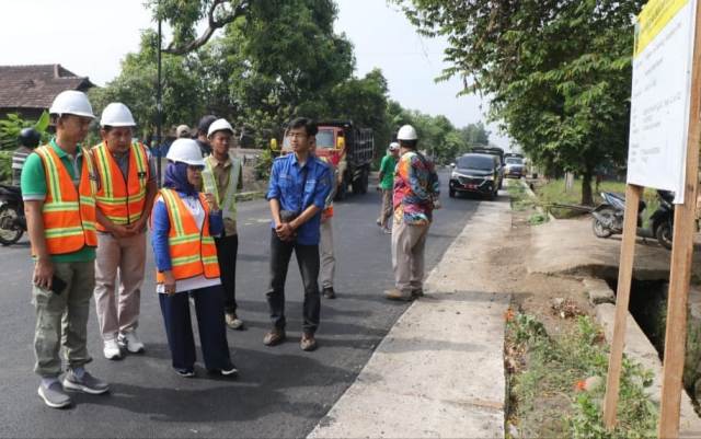 Tinjau Rehabilitasi Jalan, Bupati Jombang Minta Kualitas Diperhatikan