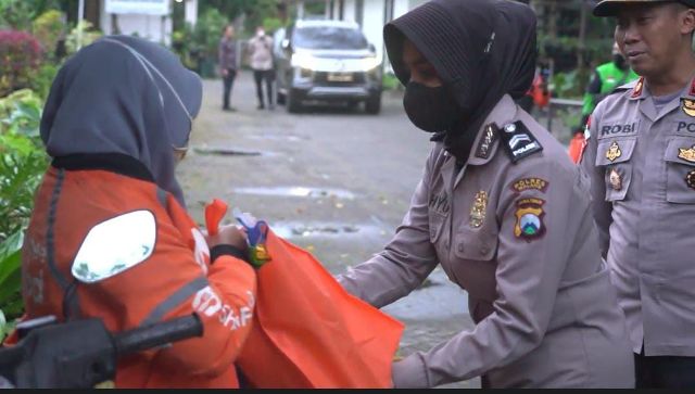 Polda Jatim Minta Polres Bagikan Bansos ke Warga Terdampak Kenaikan BBM