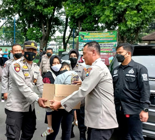 Polresta Malang Kota Salurkan Baksos Sembako