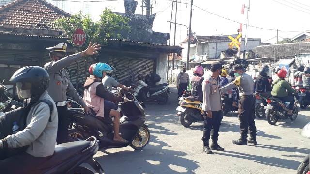 Polisi Turun ke Jalan Beri Pelayanan Warga