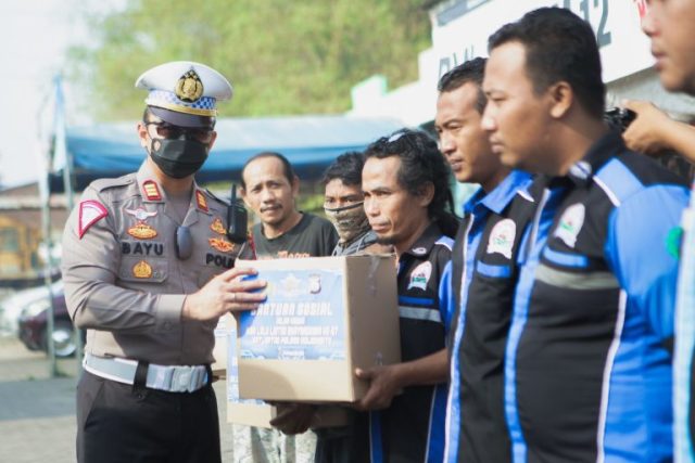 Hari Lalu Lintas, Satlantas Polres Mojokerto Bagikan Paket Sembako