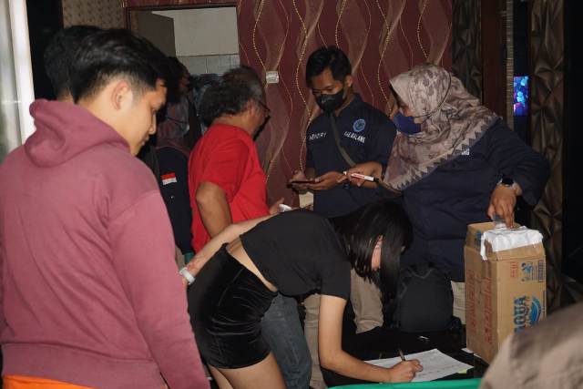 BNN Kabupaten Malang Tes Urine Pengunjung Tempat Karaoke