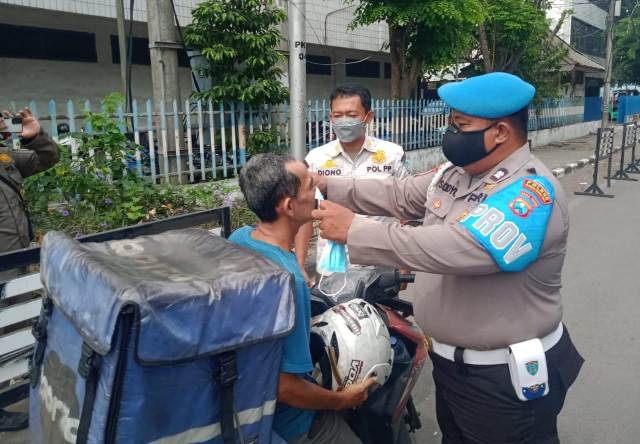 Polres Pelabuhan Tanjung Perak Bagi Masker Gratis