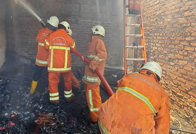 Gudang Persewaan Alat Pesta Terbakar, Dua Karyawan Terluka