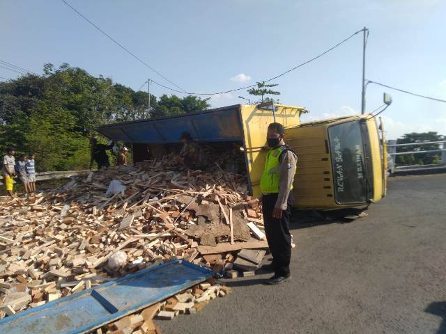 Tak Kuat Menanjak, Truk  Bermuatan Kayu Terguling