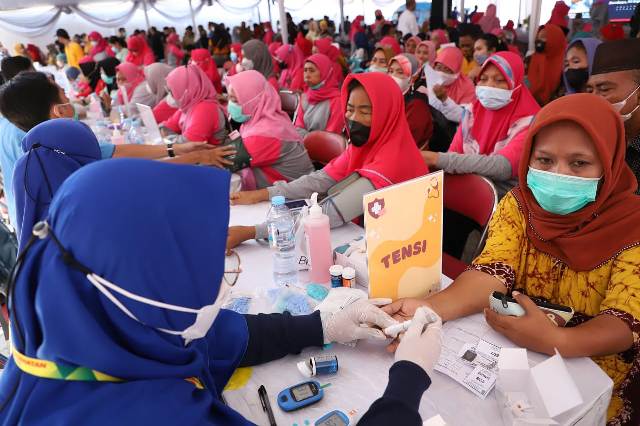 Baksos Layanan Terintegrasi, Pemkot Surabaya Berikan Alat Bantu Kesehatan