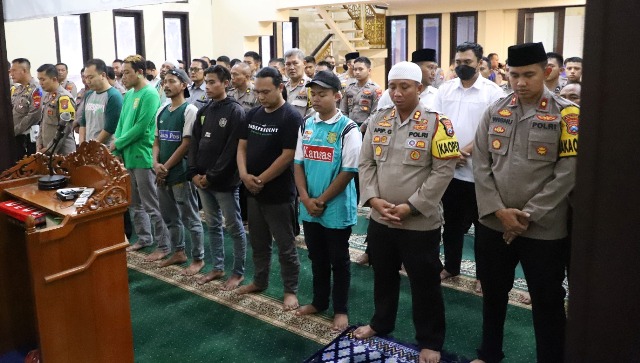 Polres Mojokerto Gelar Salat Gaib dan Doa Bersama untuk Korban Tragedi Kanjuruhan