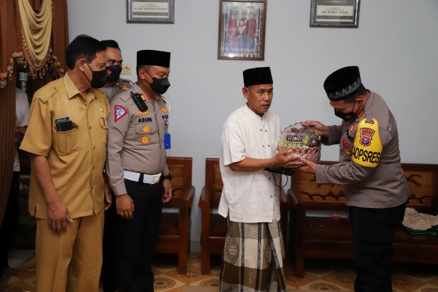 Kapolres Gresik Takziah Rumah Duka Korban Tragedi Kanjuruhan