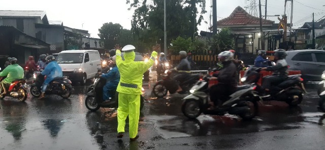 Cegah Kemacetan, Polisi Atur Lalu Lintas Jalan Tambak Mayor
