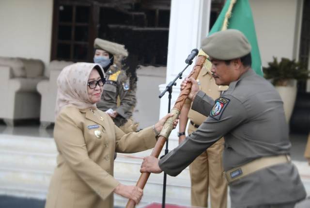 Kirab Pataka Jer Basuki Mawa Beya Diterima Bupati Mundjidah 