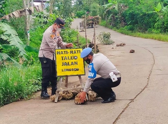 Hindari Kecelakaan, Polisi Pasang Rambu di Kawasan Longsor