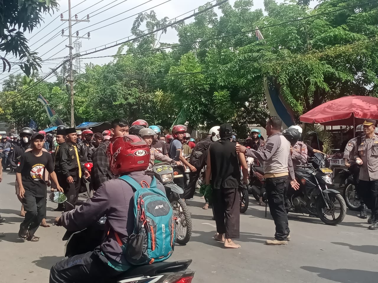 Lamongan Ricuh, 2 Kendaraan Rusak dan Polisi Luka-luka