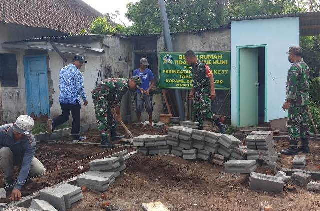 Peringati HUT Ke-77 TNI, Koramil Wagir Bedah Rumah Warga