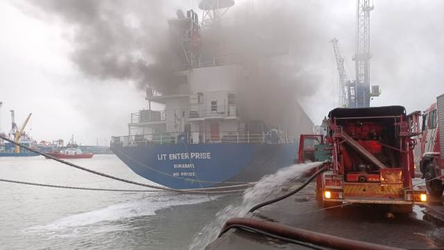 Kapal Bermuatan Kontainer Terbakar di Pelabuhan Jamrud Selatan