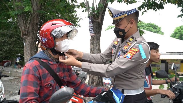 Polantas Gresik Bagikan Puluhan Helm SNI Gratis ke Pengguna Jalan