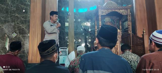 Safari Jumat, Kapolsek Balongbendo Sampaikan Pesan Kamtibmas kepada Jemaah