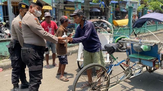 Polisi Sidoarjo Berpatroli sambil Bagikan Nasi Bungkus