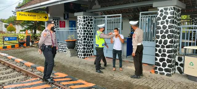 Hari Libur, Polres Blitar Bagikan Masker