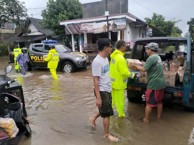 Kapolres Blitar Kirim Bantuan dan Tim Evakuasi Warga Terdampak Banjir