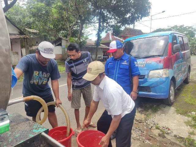 Demokrat Kabupaten Malang Kirim Air Bersih ke Wilayah Terdampak Banjir