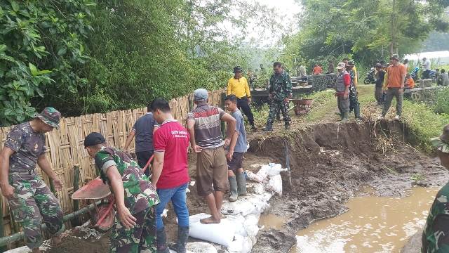 Sinergitas TNI-Polri Bantu Warga Margojoyo Bangun Tanggul