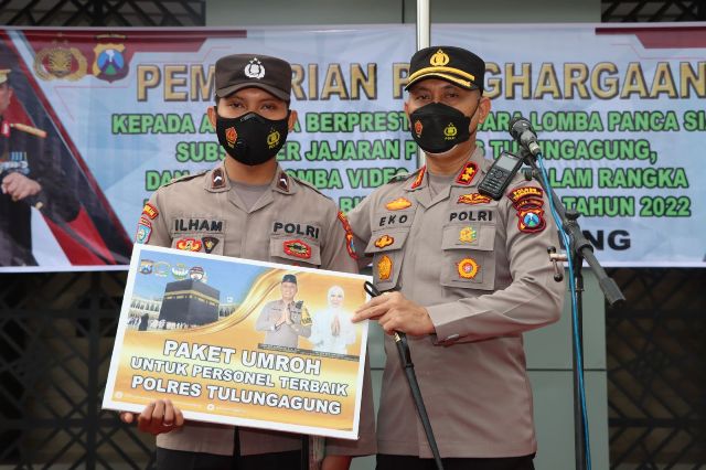 Kapolres Tulungagung Umrahkan Anggota Berprestasi