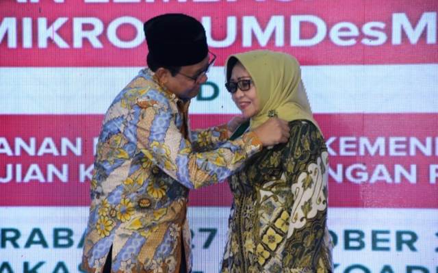 Dorong Pembangunan Desa, Bupati Jombang Terima Anugerah Lencana Bakti