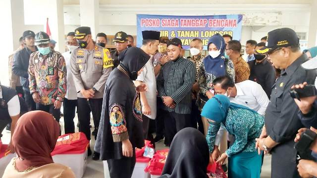 Korban Tanah Longsor Desa Nyawangan Mendapat Bantuan Kemensos