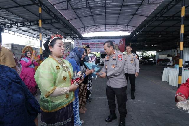 Peringati Hari Sumpah Pemuda, Karyawan RS Bhayangkara Kenakan Baju Adat