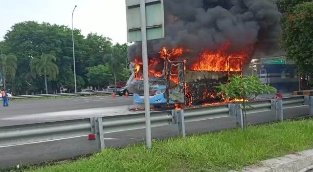Bus Terbakar di Gerbang Tol Menanggal, Belasan Penumpang Selamat