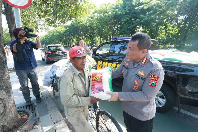 Jelang HUT Ke-71 Humas Polri, Polda Jatim Bagi 100 Paket Sembako