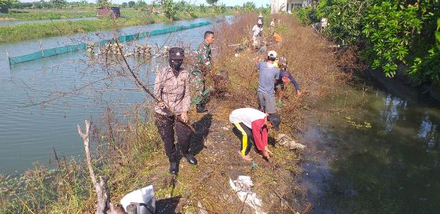 Bhabinkamtibmas Lamongan Masif Lakukan Pencegahan Banjir