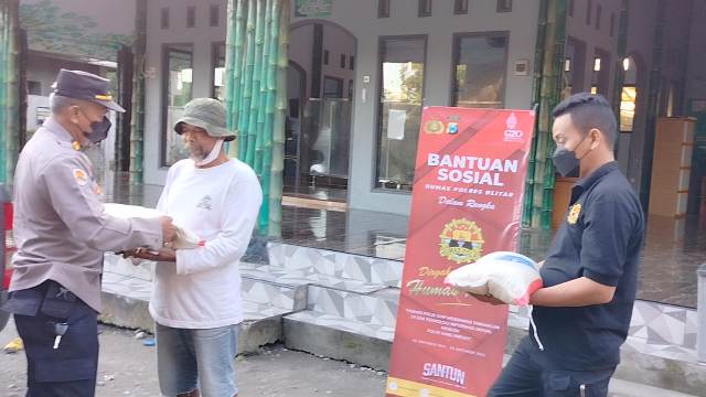 Sambut HUT Humas Polri, Polres Blitar Bagikan Bansos