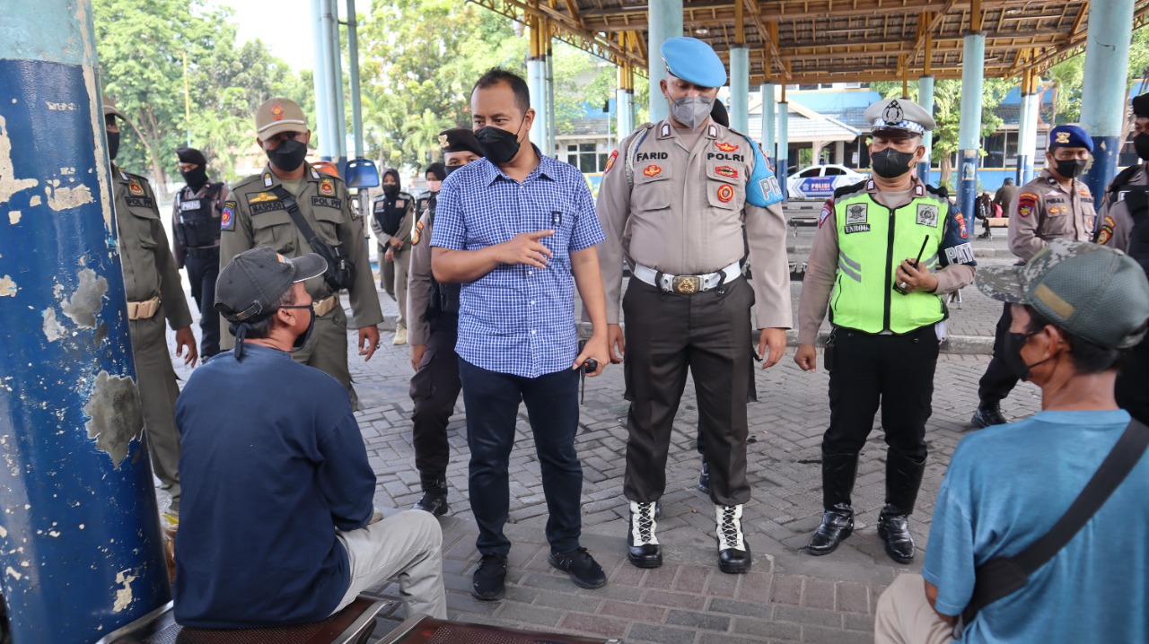 Antisipasi Varian Baru Covid-19, Polres Gresik Sebar Masker di Terminal Bunder