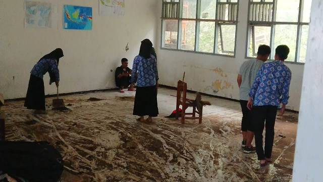 Pasca Diterjang Banjir, Guru dan Siswa SMA Negeri 1 Kalidawir Kerja Bakti