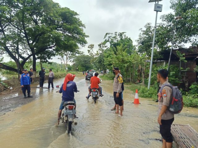 Banjir, Anggota Polres Lamongan Sigap Turun ke Lokasi