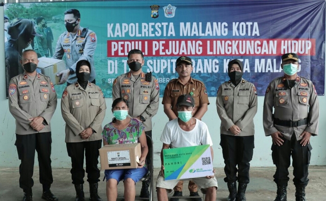 Penuhi Janji, Kapolresta Malang Kota Beri Pemulung BPJS Ketenagakerjaan