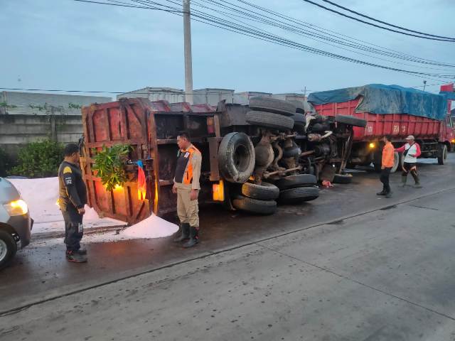 Lewati Jalan Berlubang, Dump Truck Muat Pupuk Terguling 