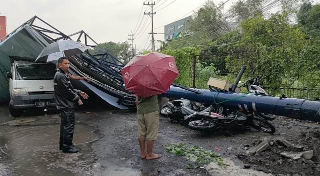 Reklame Ambruk Timpa 5 Motor dan Mobil, 1 Pemotor Dilarikan ke RS