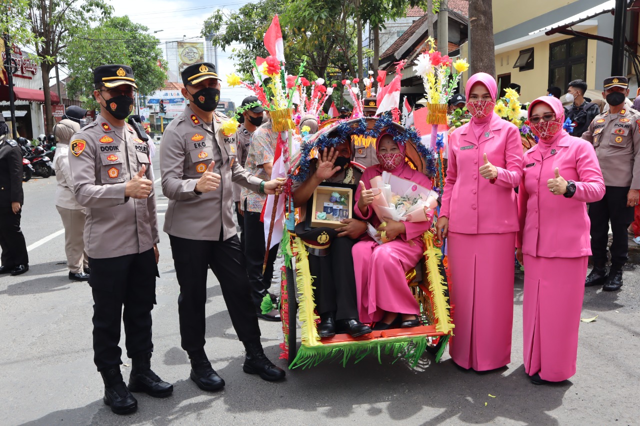 Purna Tugas, 9 Personel Polres Tulungagung Dilepas dengan Naik Becak