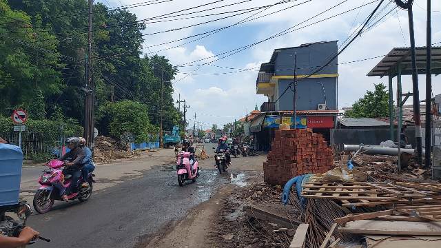 Pengerjaan Crossing Saluran Tunggu Perbaikan Pipa