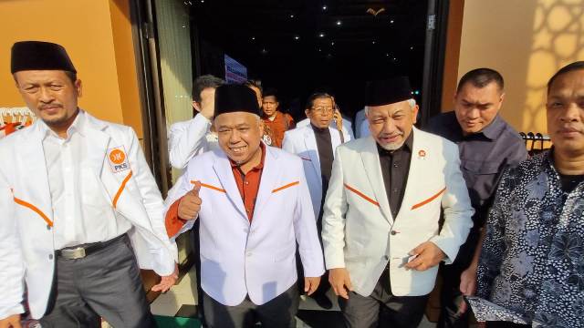 Presiden PKS Beri SK 180 Bakal Calon DPR RI dan DPRD Jatim