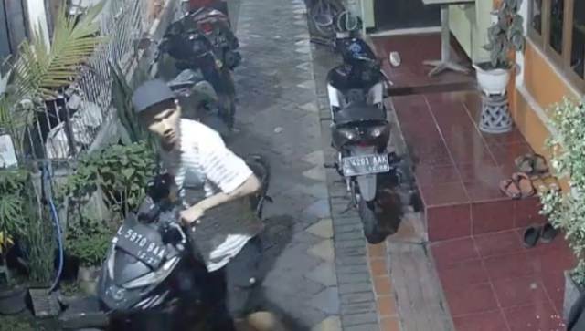 Terekam CCTV, Bandit Motor Acak-acak Bagong Ginayan
