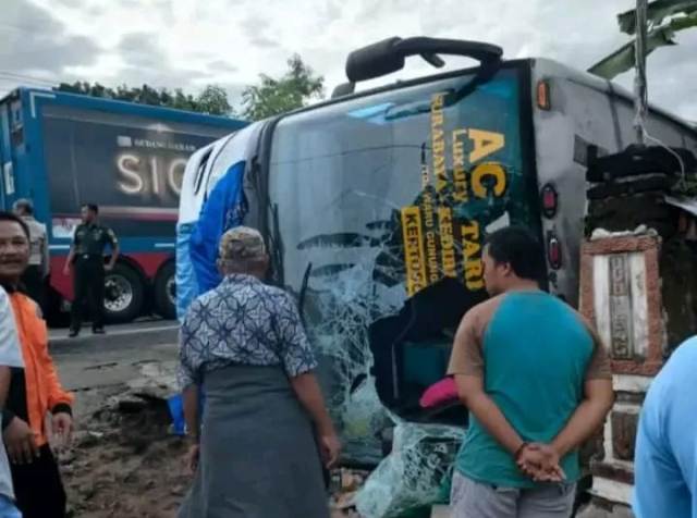 Bus Jurusan Surabaya Terguling, Penumpang Selamat