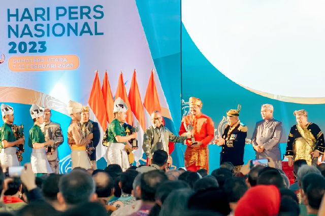 Peringatan HPN 2023, Pemprov Jatim Apresiasi 2 Kepala Daerah Terima Piala Abyakta