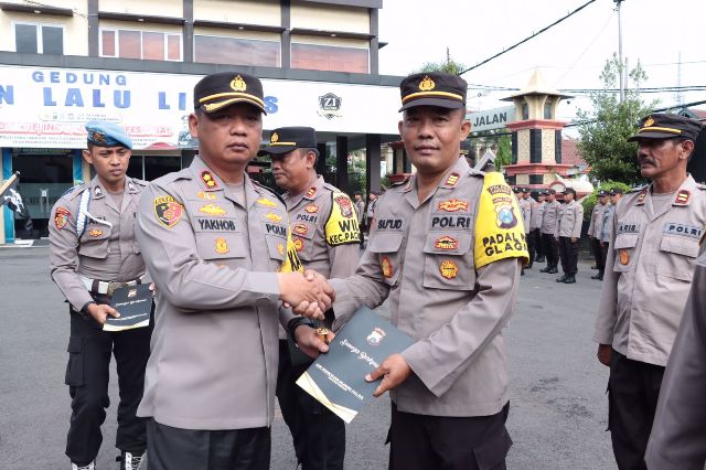 Pemberantasan Miras, Kapolres Lamongan Beri Penghargaan dan Hukuman Anggota