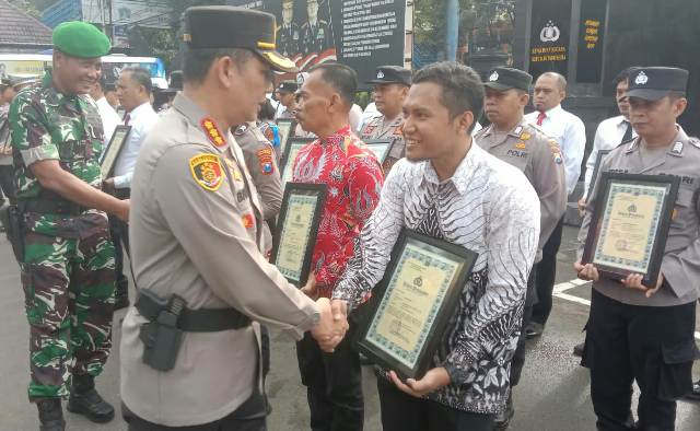 Polisi hingga Wartawan Dapat Penghargaan dari Kapolresta Malang Kota